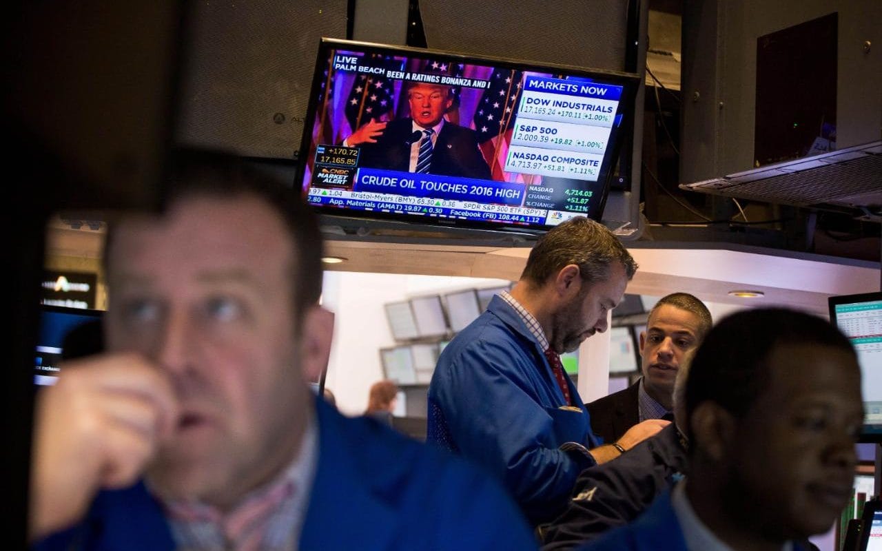 Stocks Rise, Dollar Slumps as Trump Woes Intensify