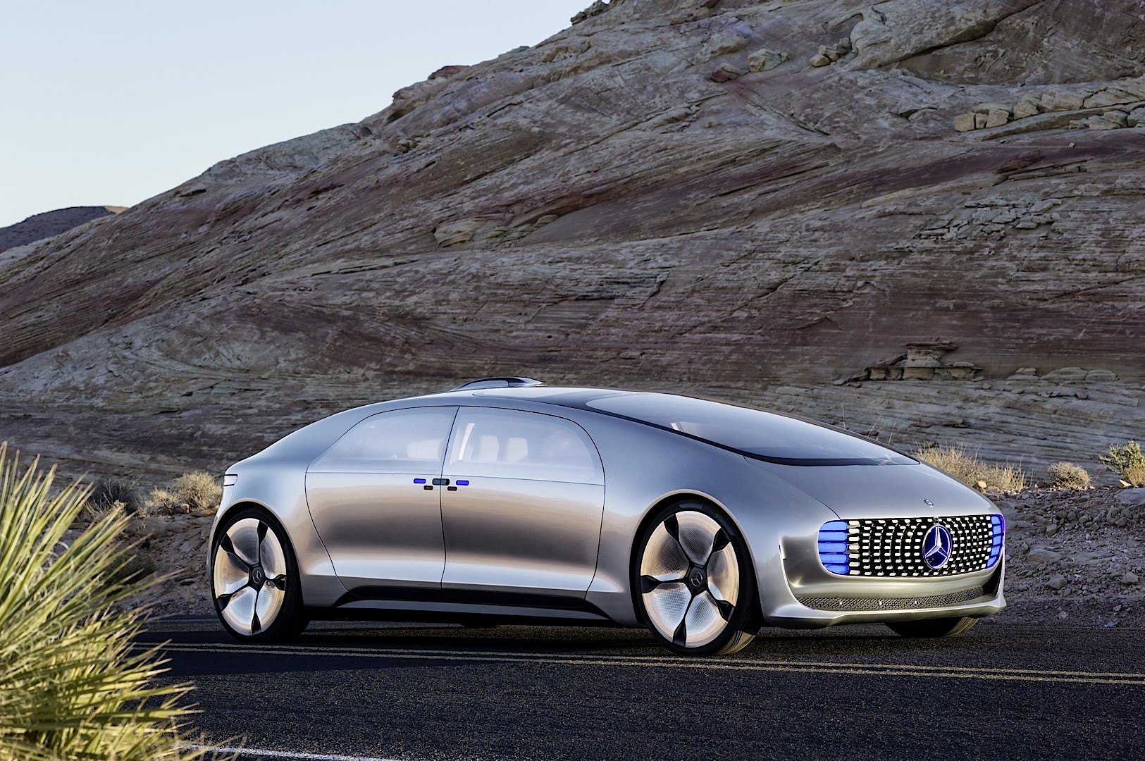 Daimler should make e-car components to protect jobs: labor boss