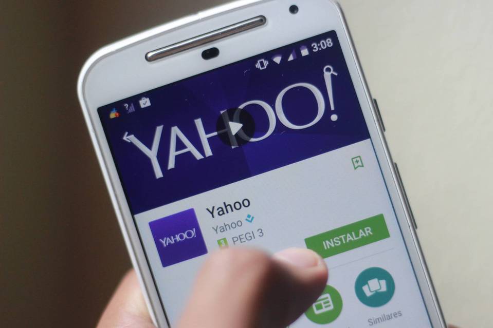 Yahoo profit beats Wall St., some analysts worry over effect of hack