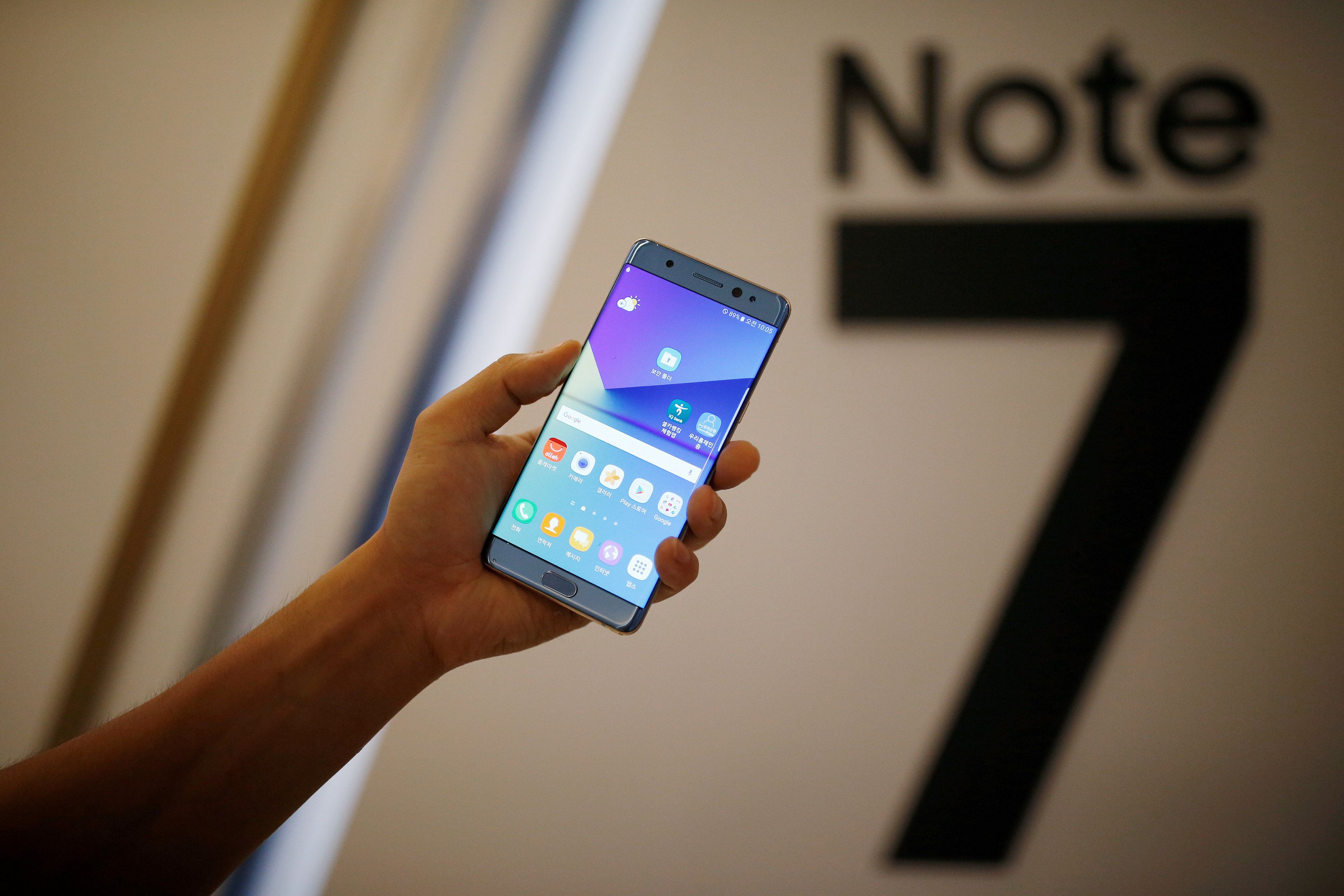 Samsung halts Note 7 production after new fire scare: source
