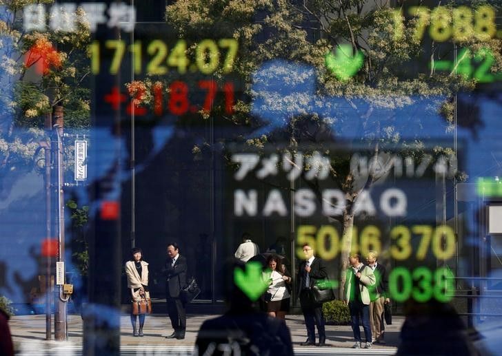 Asia Stocks Drop, Yen Steady Before Trump Speech