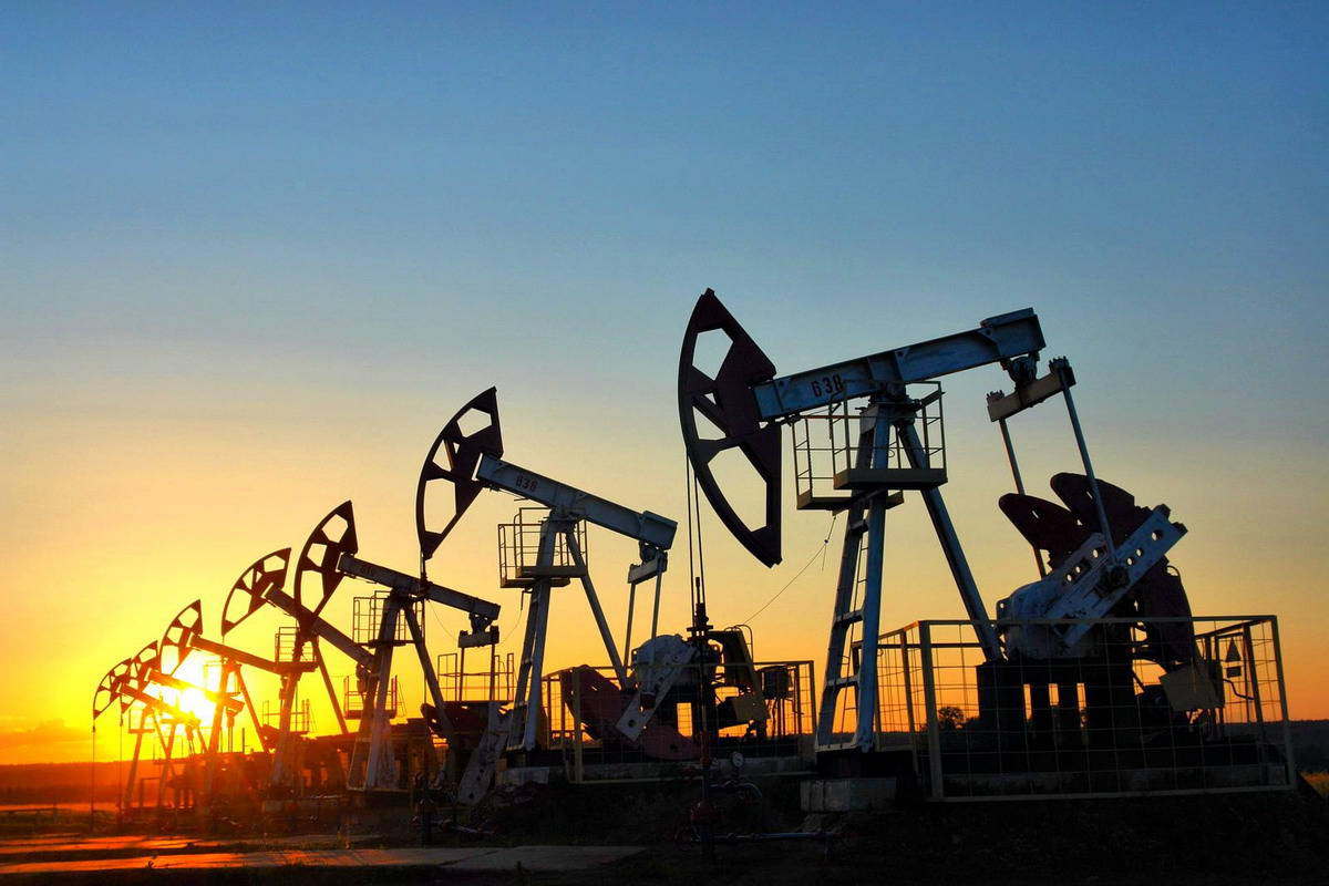 Oil prices bounce back after week of sharp falls