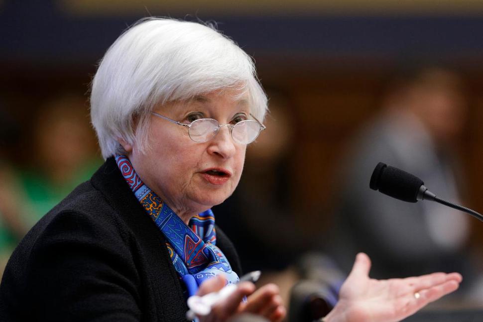 Fed expected to keep rates unchanged, may signal year-end hike