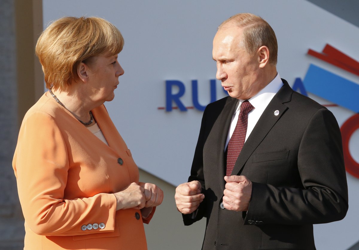 Specter of Sanctions Hovers Over Russia as Merkel Hosts Putin