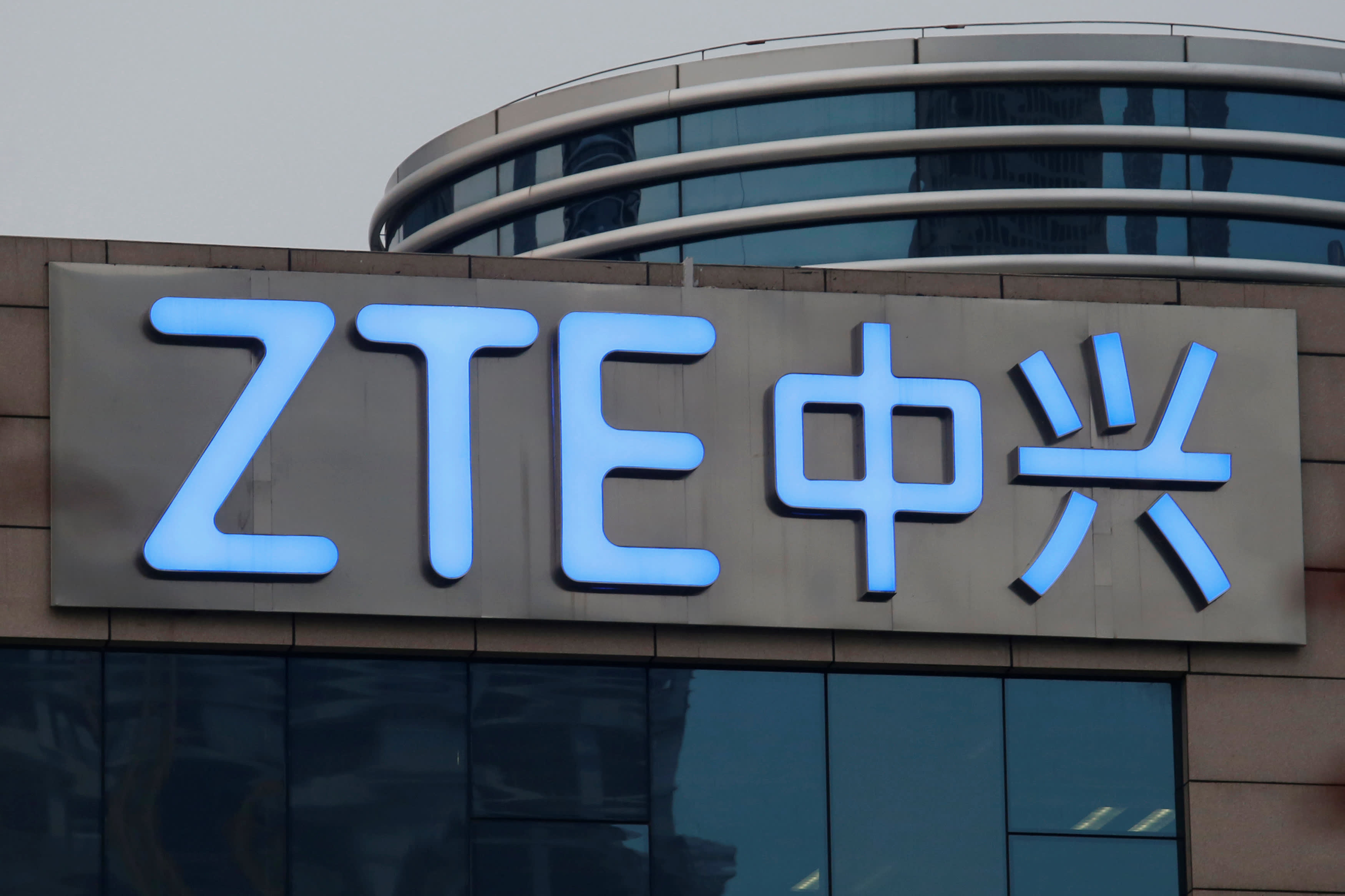 US Lifts Ban on ZTE Over Alleged Iran Sanctions Violations