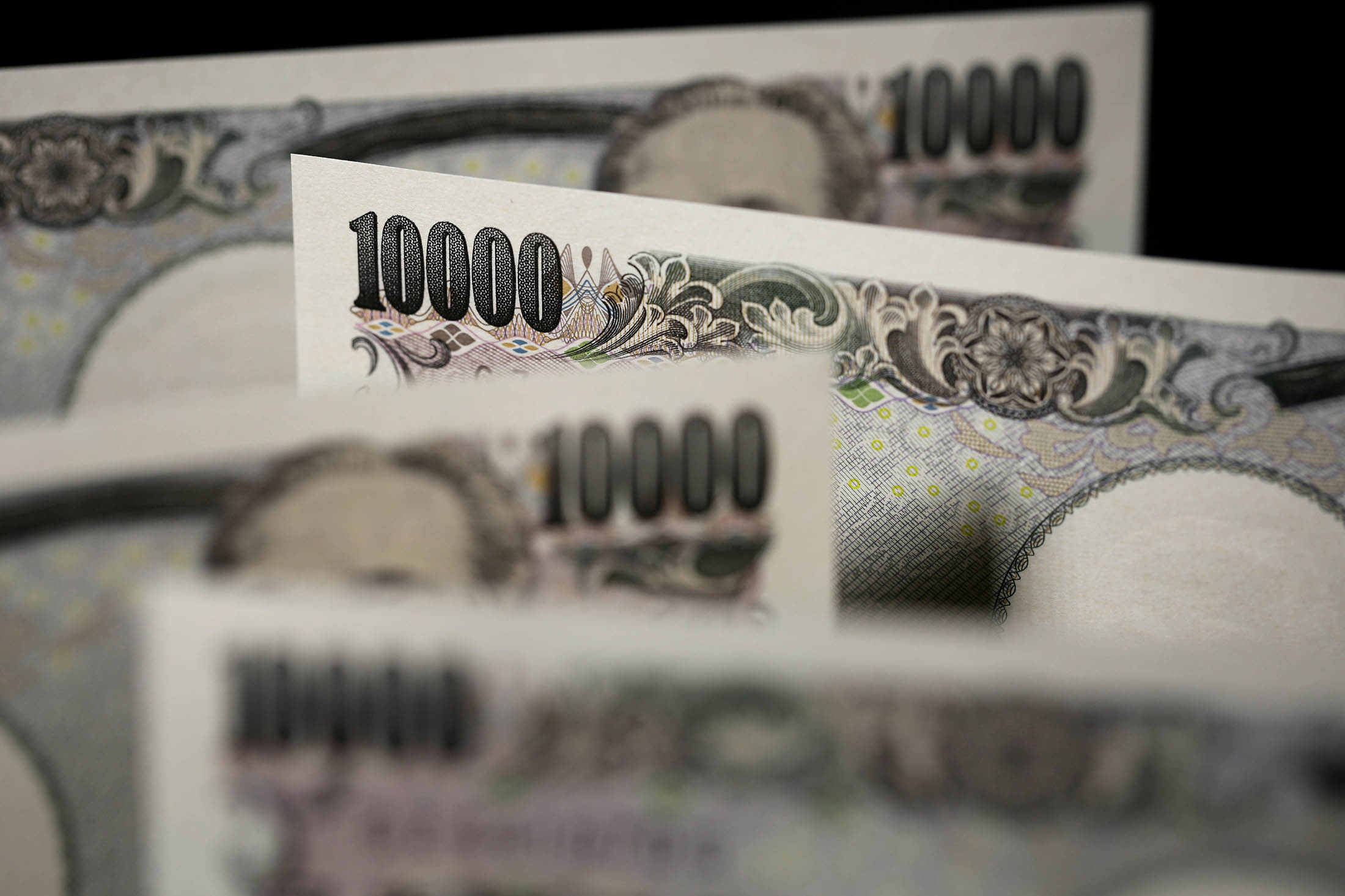 Yen Falls, Japan Stocks Advance on Abe Victory