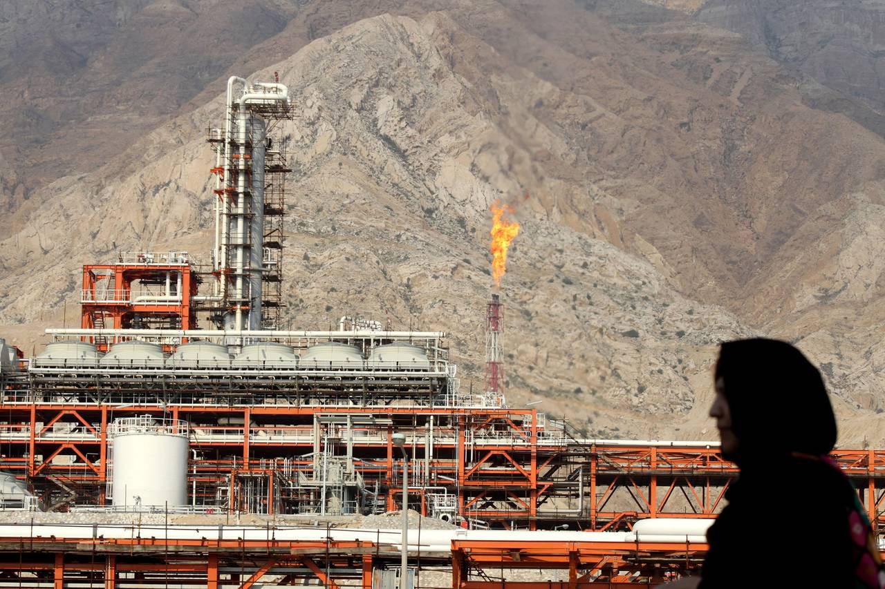 Iran to sign new oil contracts by yearend