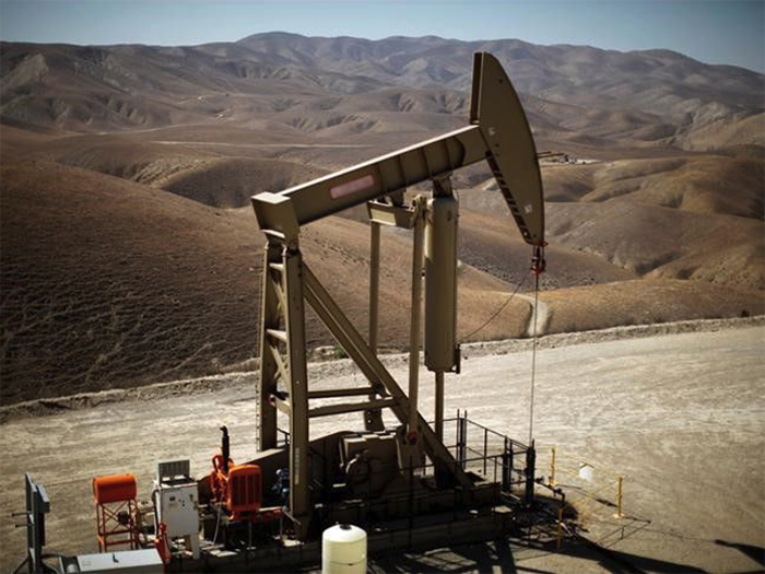 Saudis, Russia Favor Extending Oil Output Curbs by 9 Months