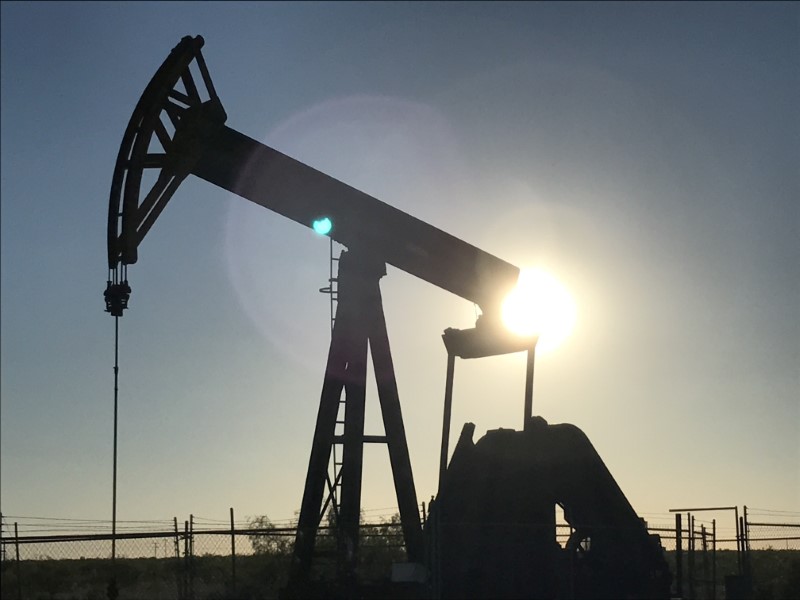 Oil prices rise on signs of tightening market