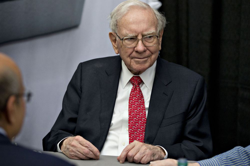 Buffett Warns Investors That Safe-Looking Bonds Can Be Risky