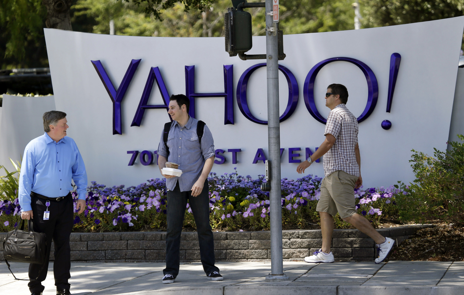 Some Yahoo users close accounts amid fears breach could have ripple effects