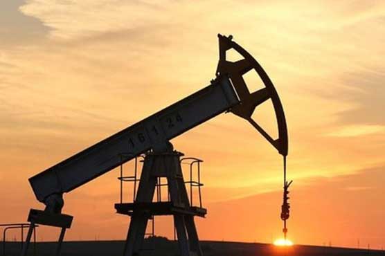 Oil rises on weaker dollar, U.S. production outlook caps gains