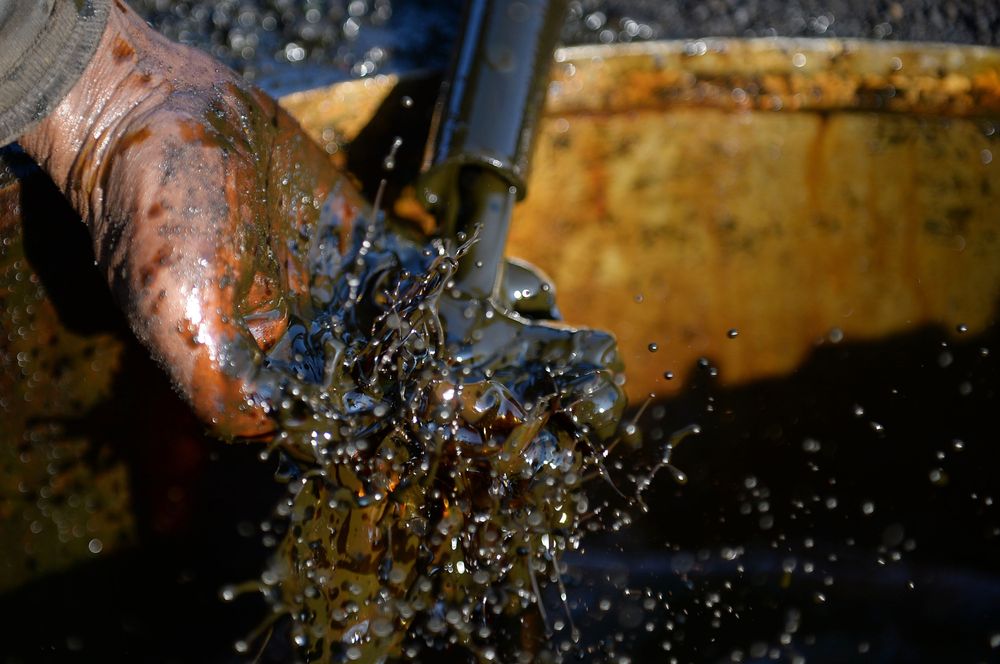 Oil's Bounce From Worst Week in Two Years Capped by Shale Fears