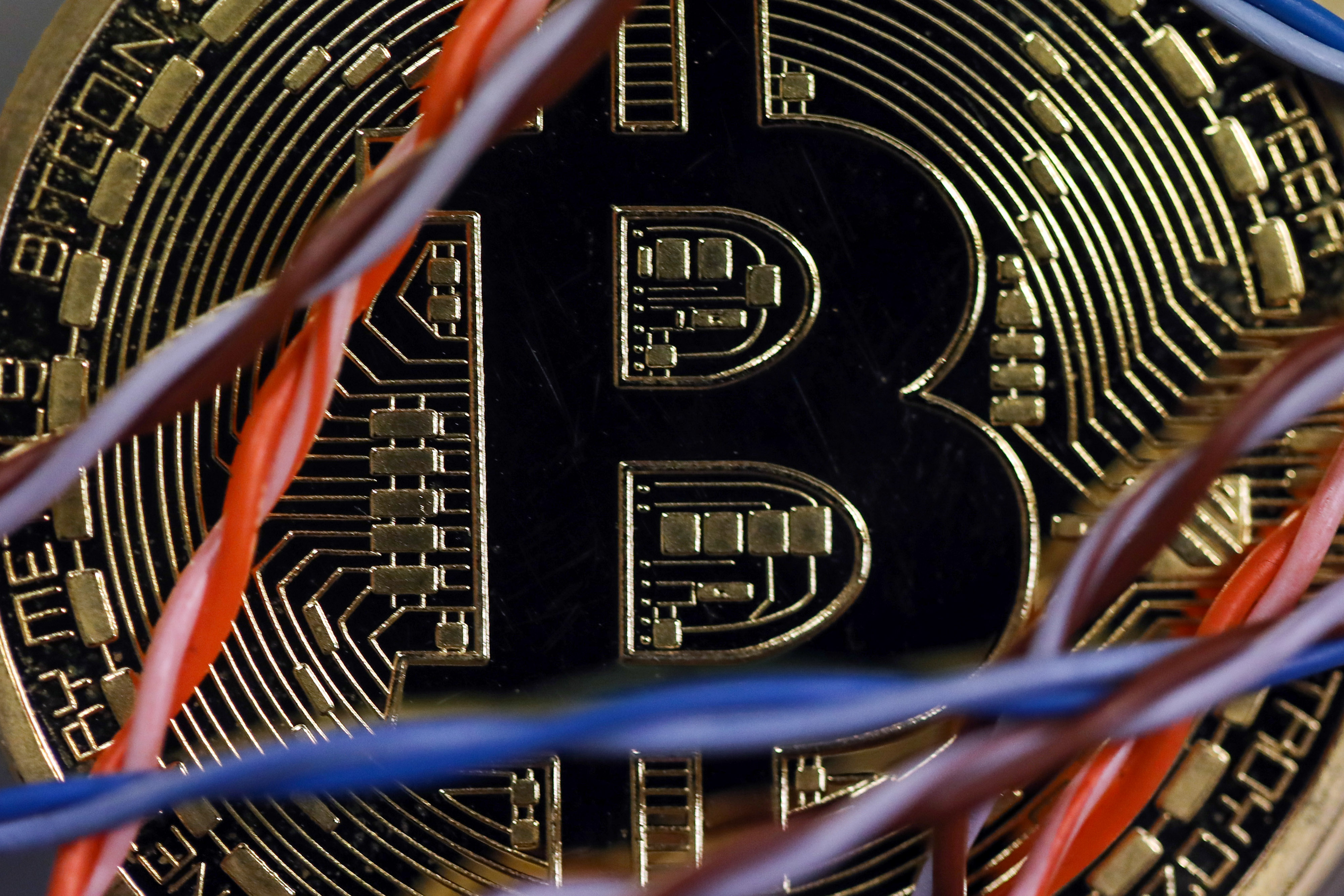 Bitcoin Falls After Report Claims China Orders Exchanges to Shut