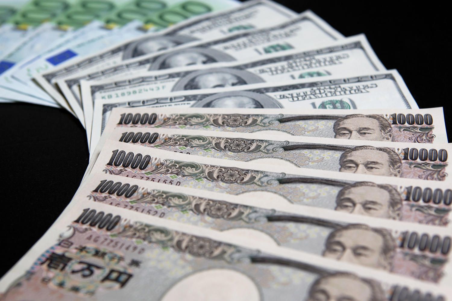 Dollar sways versus yen and euro, U.S. presidential debate awaited