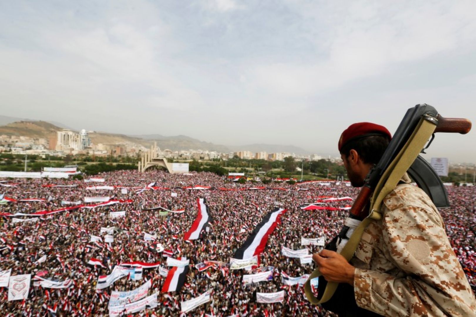 Tens of thousands of Yemenis rally to support Houthi-led council