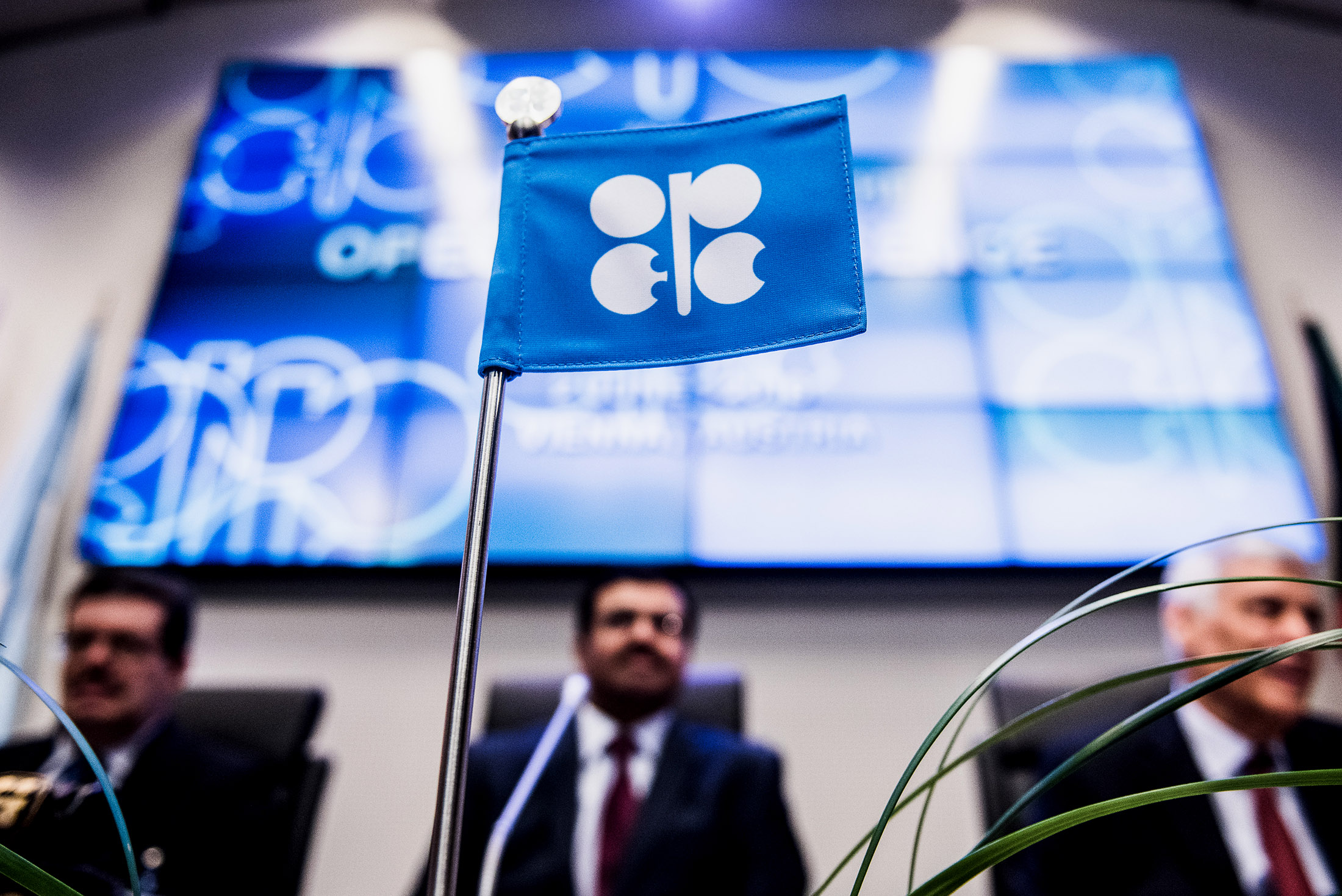 OPEC Splits Prevent Deal With Other Producers to Curb Supply