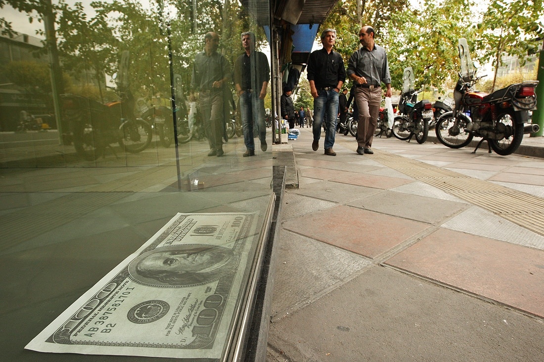 Intense Rally Reported in Tehran's Forex and Gold Markets