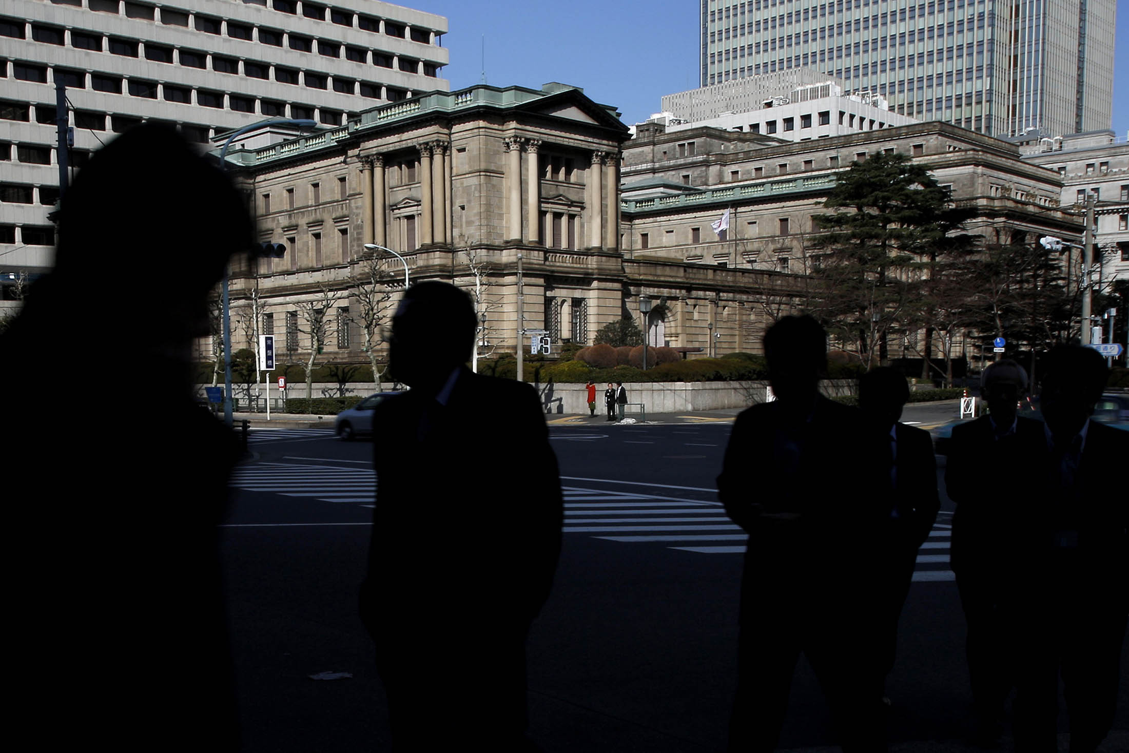 Dollar/yen firm on BOJ policy speculation, risk aversion limits upside