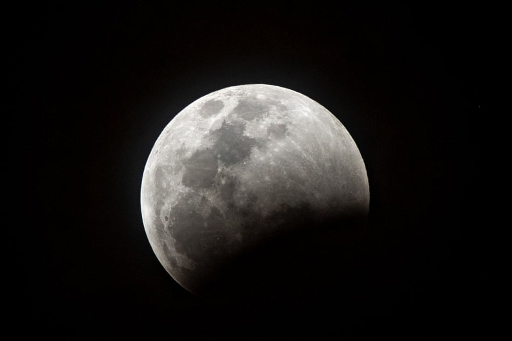 عکسبرداری از ماه گرفتگی کامل در فضا