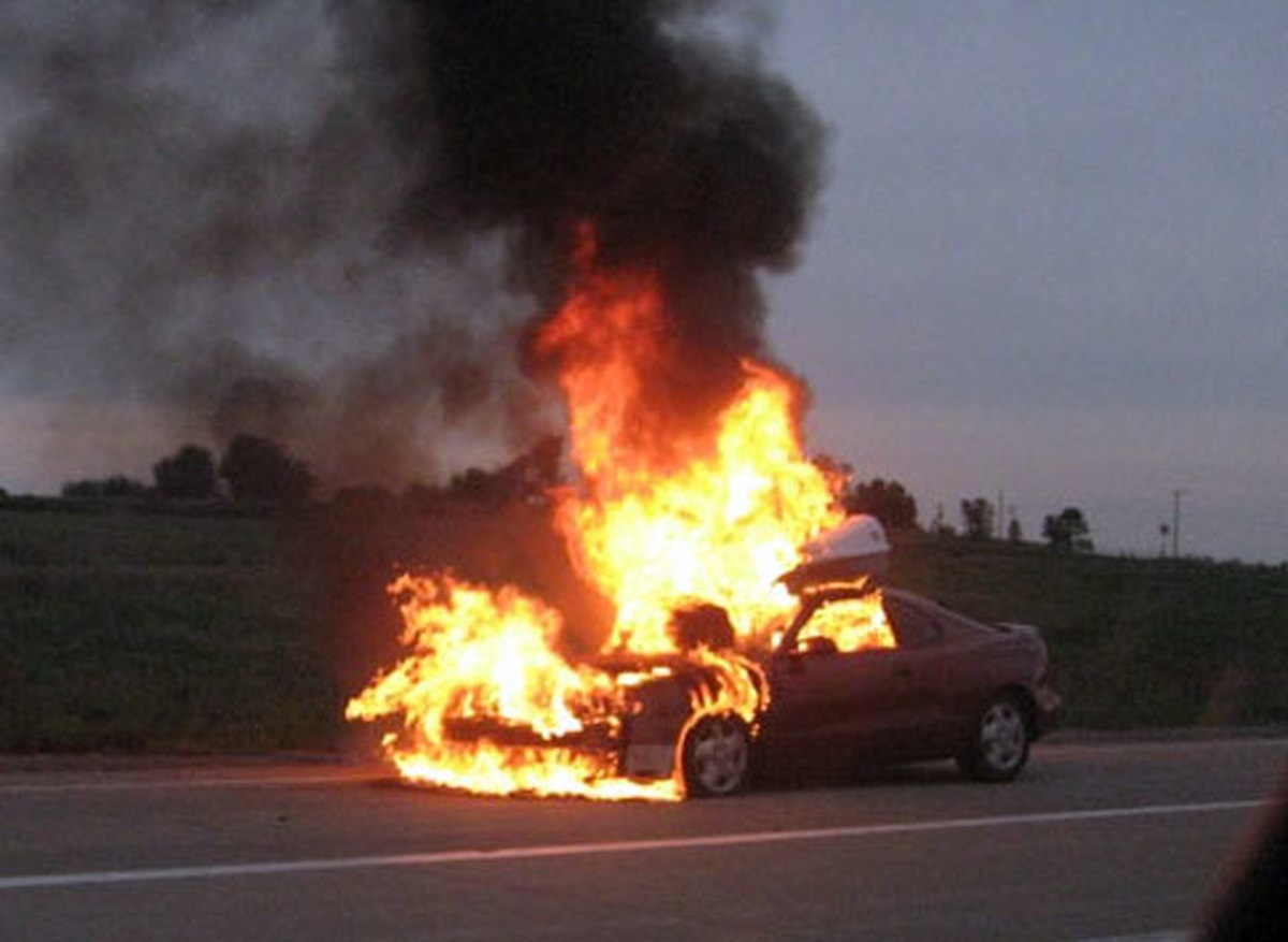 آتش زدن یک خودرو در ایلام توسط فردی ناشناس + فیلم