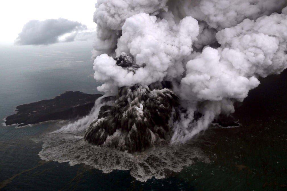 لحظه فوران آتشفشان آناک در اندونزی +عکس