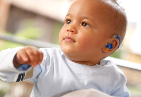 واکنش تماشایی نوزاد به شنیدن صدای مادرش برای اولین بار + فیلم