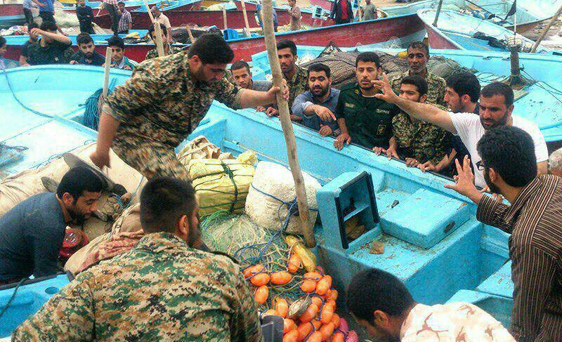 کمک‌رسانی نیروهای سپاه به ماهیگران دیّر پس از طغیان آب +عکس