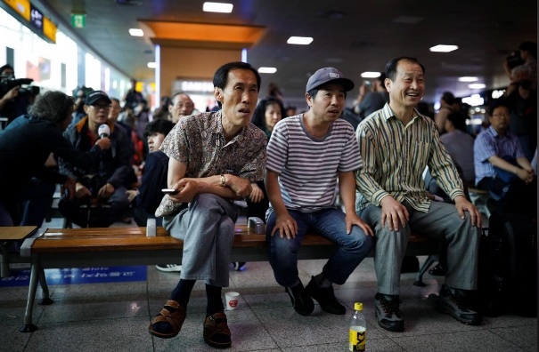 هیجان مردم کره‌جنوبی، پای تلویزیون از لحظۀ دیدار +عکس