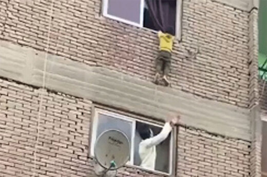 لحظه دلهره آور نجات دختر بچه ۳ ساله از پنجره طبقه هشتم + فیلم