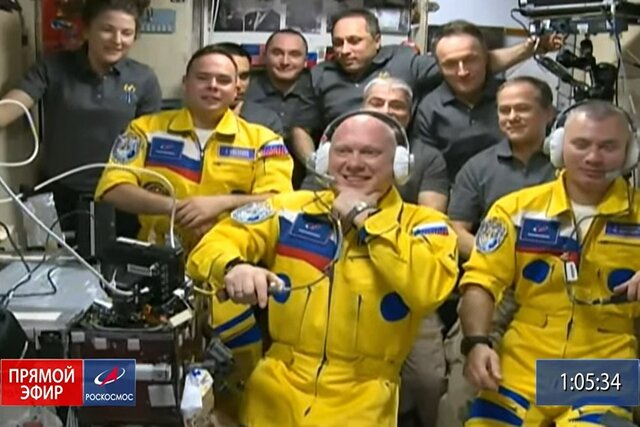 رنگ پرچم اوکراین بر لباس فضانوردان روس!