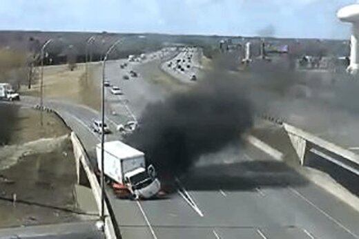 انفجار خودرو بعد از برخورد کامیون + فیلم