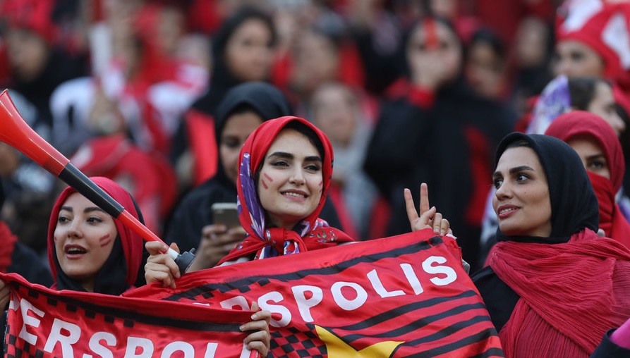 در ماجرای تعویق لیگ فوتبال، پای زنان در میان است؟