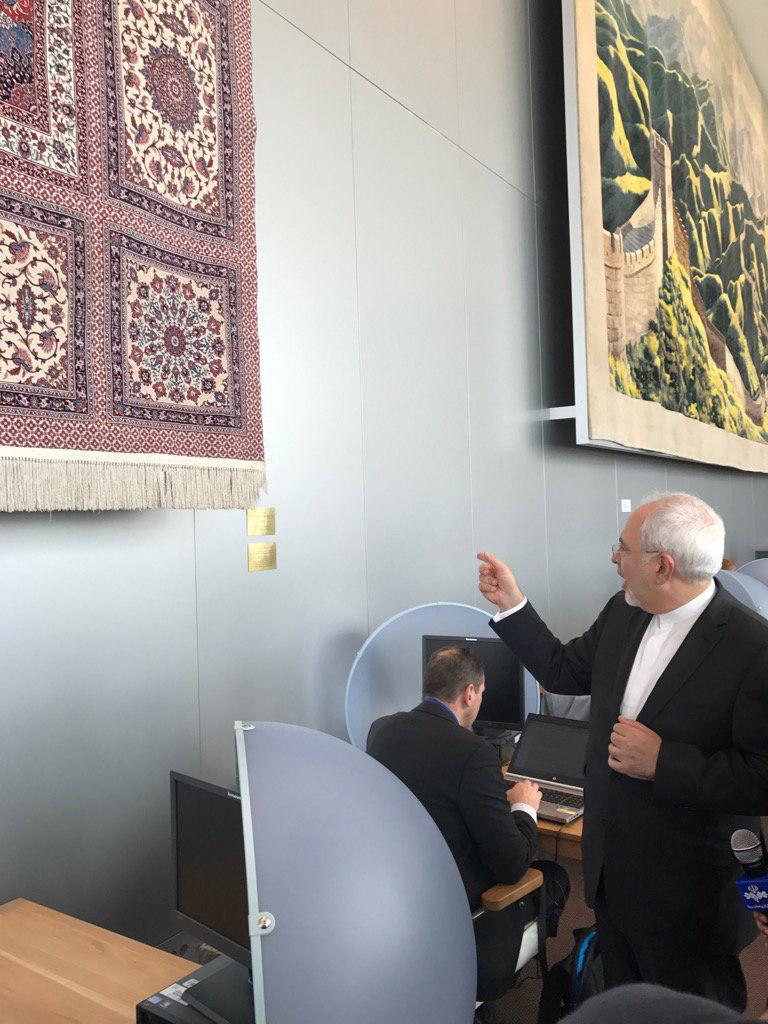 ظریف در حال توضیح درباره فرش ایرانی در مقر سازمان ملل متحد +عکس