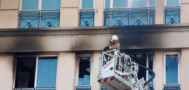 نجات جان ۱۴۰نفر از ساختمان آتش گرفته در شهرک غرب +عکس