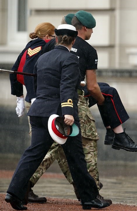 غش کردن افسر زن بریتانیایی در مراسم رسمی +عکس
