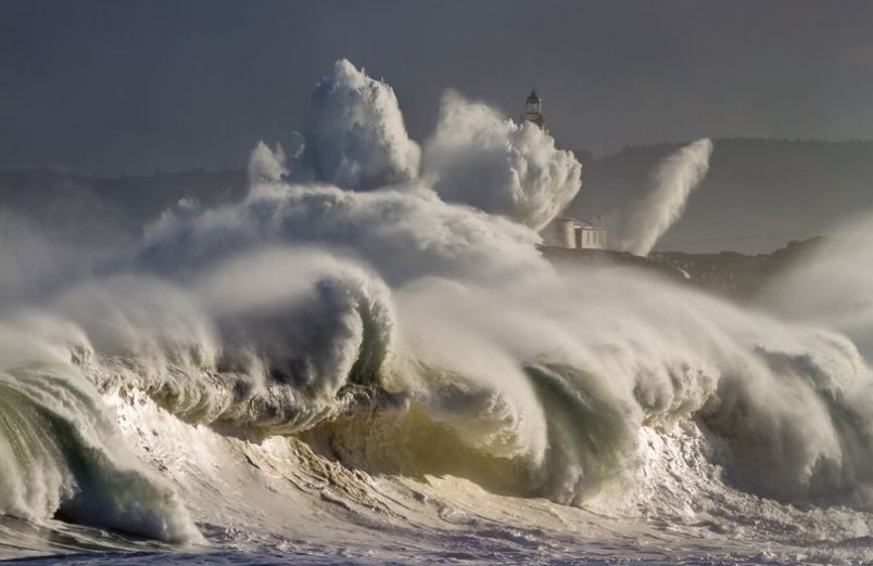 مقاومت فانوس دریایی در برابر امواج طوفان +عکس