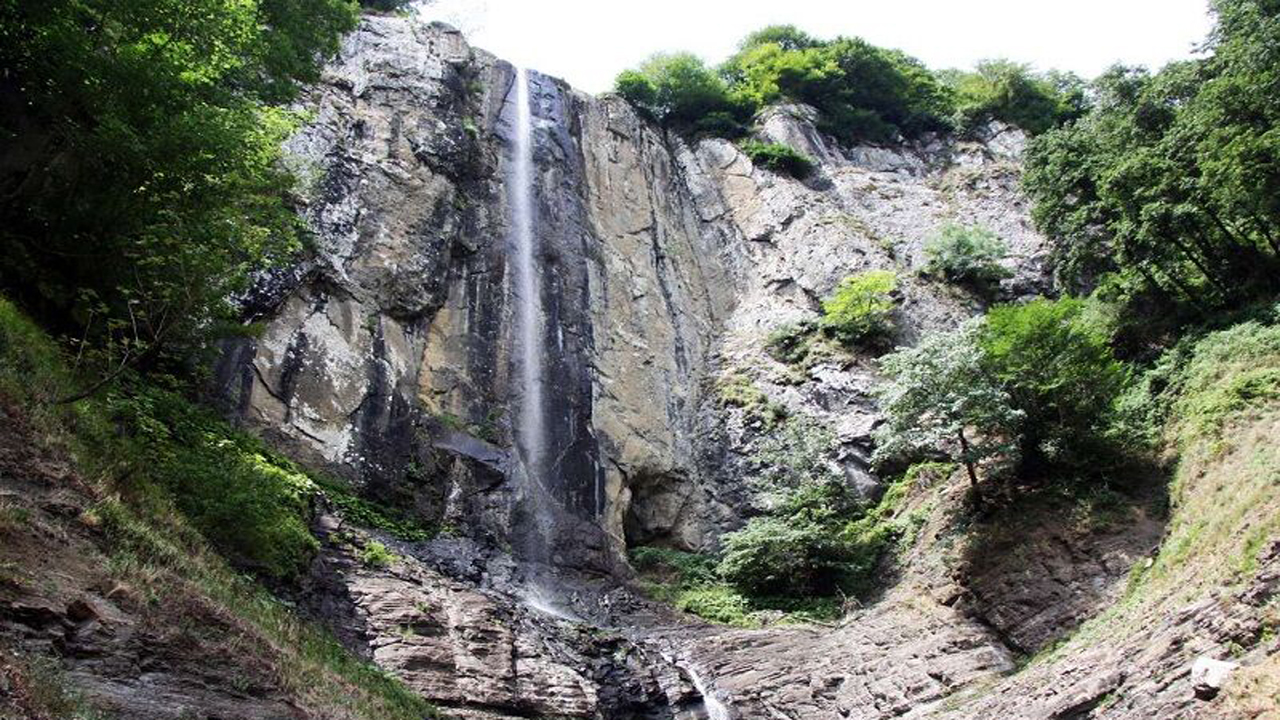 زنده شدن آبشارهای کوه معروف بیستون + فیلم