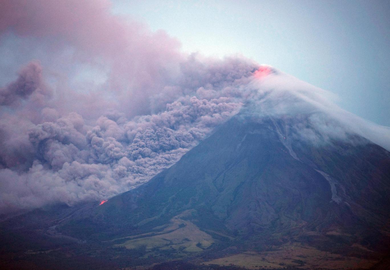 انفجار آتشفشان مایون فیلیپین +فیلم