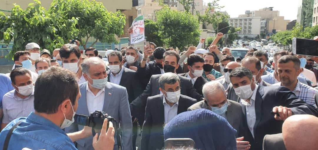 تجمع هواداران احمدی نژاد در مقابل وزارت کشور + فیلم