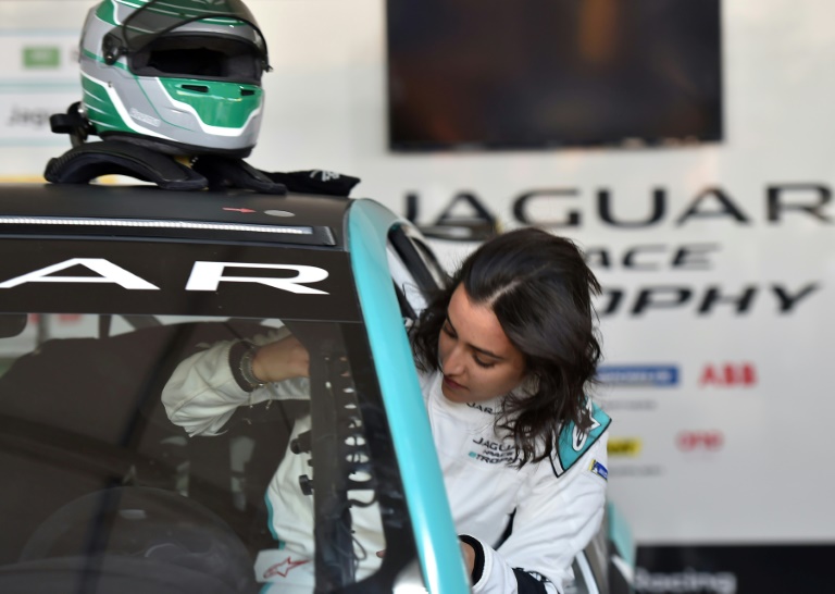 رانندگی اولین زن عربستانی در مسابقات اتومبیل‌رانی+عکس