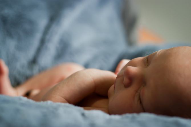 مادری نوزاد پنج روزه اش را برای عمل زیبایی بینی فروخت + عکس