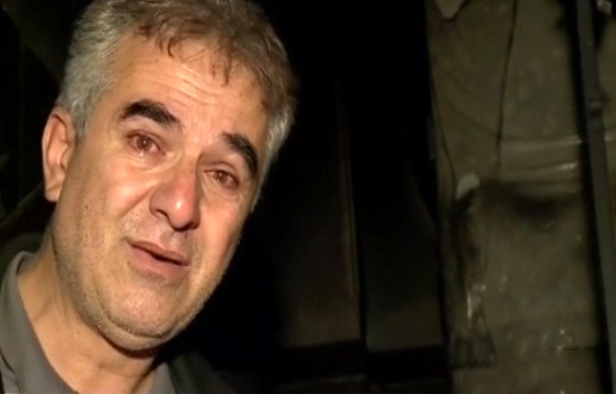 فیلمی از گریه‌های مردی که اغتشاشگران جهیزیه دخترش را آتش زدند