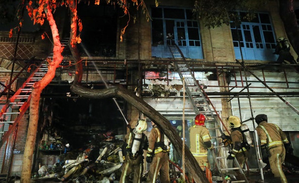 آتش سوزی در انبار یک رستوران در میدان راه آهن
