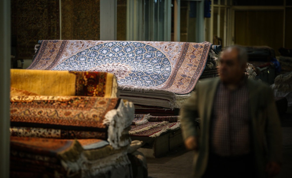 کارگر: فرش ایرانی‌ترین کالا است