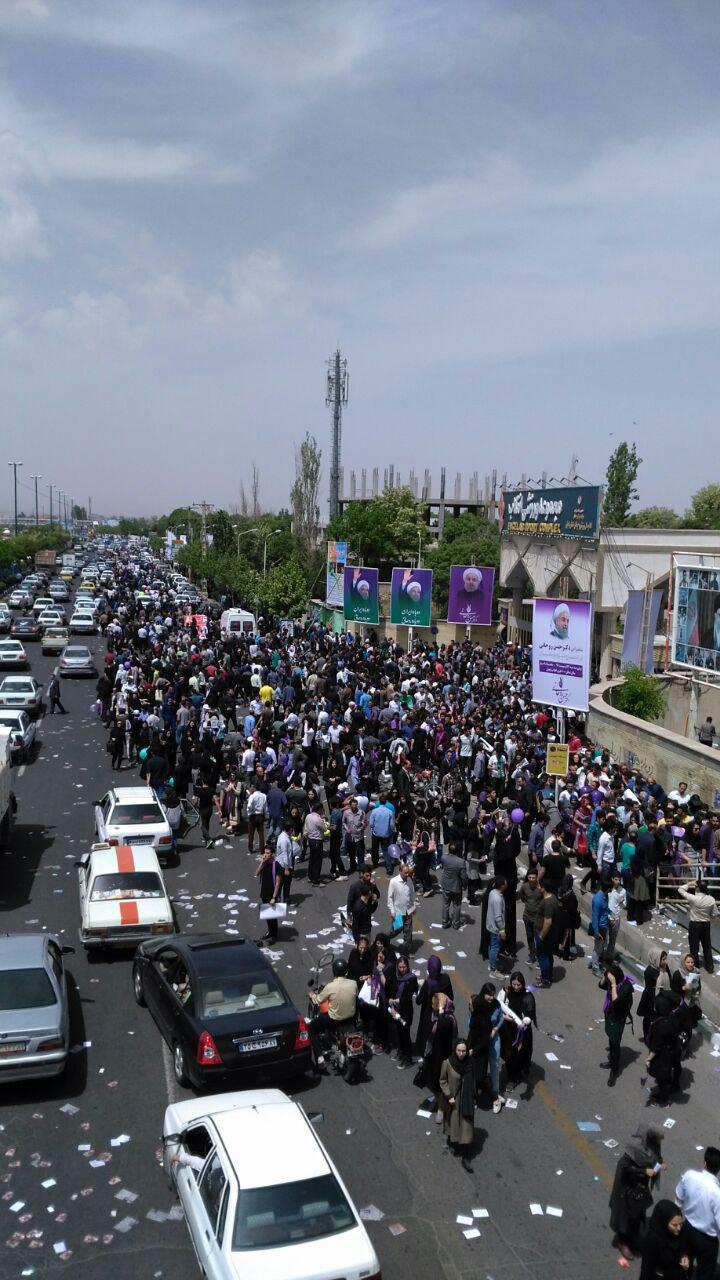حضور مردم بدون اتوبوس در همایش انتخاباتی روحانی +عکس