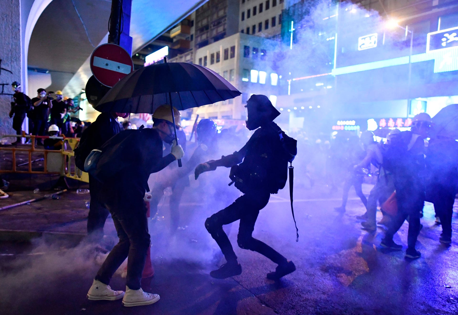  پلیس هنگ کنگ تفنگ خود را به روی معترضان نشانه گرفت +فیلم