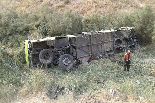 سقوط اتوبوس به دره در جاده فیروزکوه
