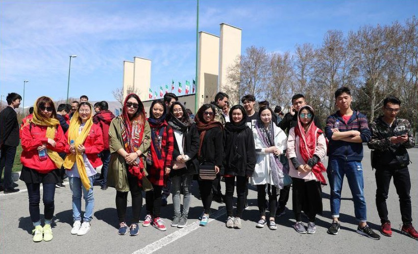 دختران ایرانی همراه با چینی‌ها در استادیوم آزادی +تصاویر