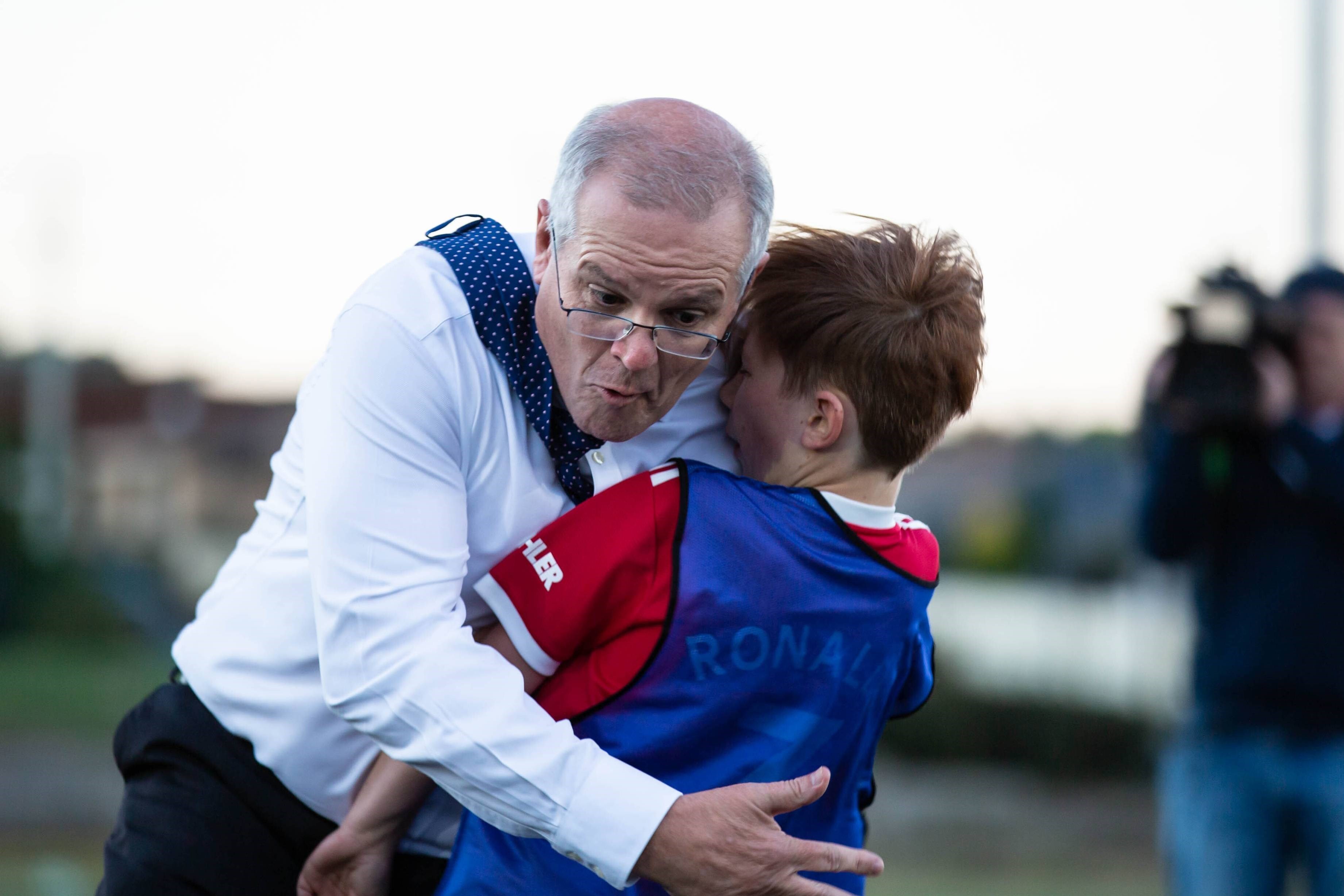نخست وزیر استرالیا در مسابقه فوتبال کودکان سوژه خنده شد + فیلم